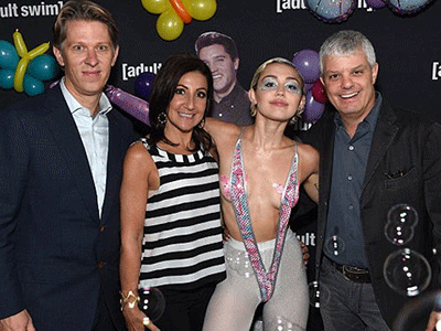 Miley Cyrus gần như cởi trần trên sân khấu