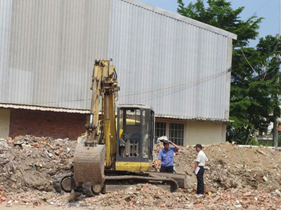 Nhặt ve chai sau đuôi xe múc, một phụ nữ bị cán chết