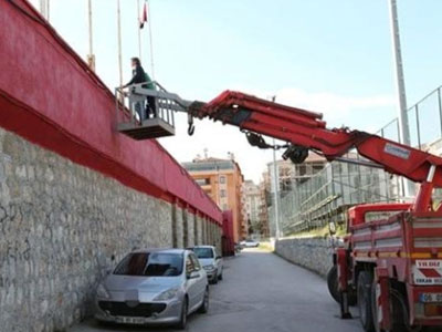 Bị cấm vào sân, huấn luyện viên ngồi trên cần cẩu chỉ đạo đội bóng từ bên ngoài