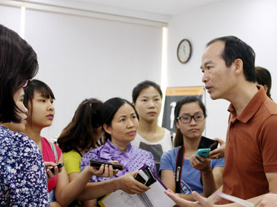 Con xem phim sex, bố mẹ nên làm gì?
