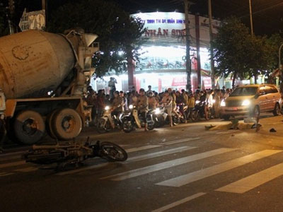 Lạc tay lái lao vào xe tải, thanh niên tử vong tại chỗ