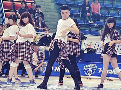 Nam sinh điển trai, có biệt tài nhảy trên giày cao gót