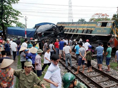 Tàu hỏa trật nghiêng khi va chạm với ôtô tải