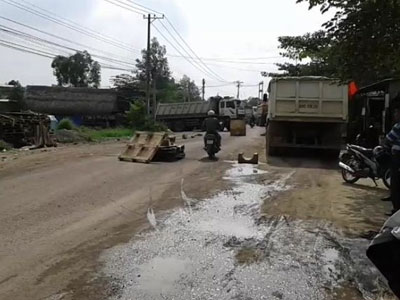 Xe ben kéo lê một phụ nữ trên đường, người dân bức xúc