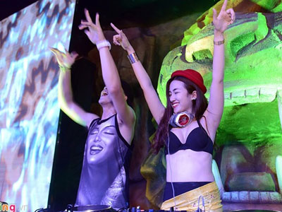 DJ Trang Moon diện bikini chơi nhạc bên hồ bơi