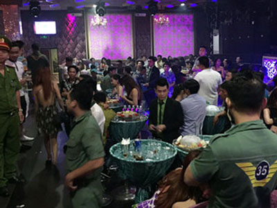 Gần 200 khách nháo nhào khi cảnh sát ập vào quán bar