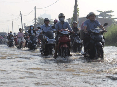 Mưa lớn, người Sài Gòn bì bõm lội nước đen