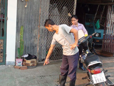 Tranh giành địa bàn, một người bán vé số bị đâm chết