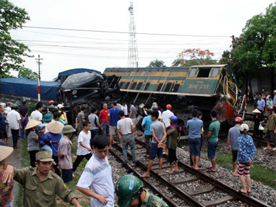 Vụ xe ben đâm tàu hỏa: Thông đường sắt sau hơn 10 giờ