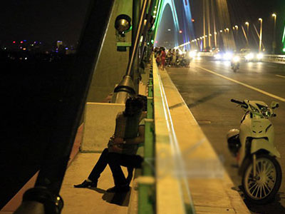 Bắt gặp những hình ảnh "lạ" trên cầu Nhật Tân