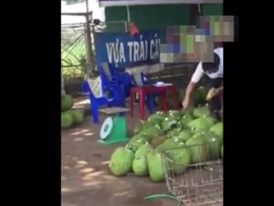 Clip: Người đàn ông đổ "chất lạ" vào mít trước khi đem bán