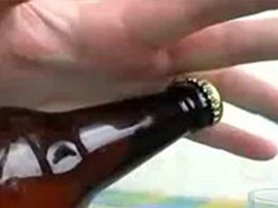 Dùng chai bia ném hỏng 5 chiếc răng đối thủ