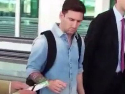 Messi bị “ném đá” vì thái độ bất lịch sự với fan lớn tuổi
