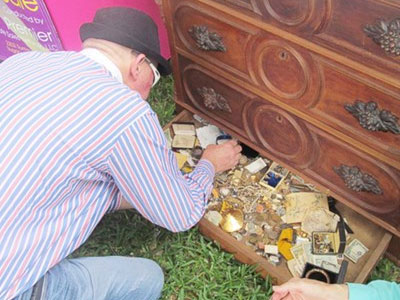 Mua tủ cũ, được kho báu