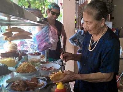 "Nữ hoàng bánh mì" Hội An: Lão bà 80 nức tiếng