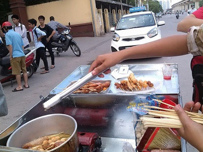 Thức ăn nghi có chất gây nghiện "bủa vây" trường học