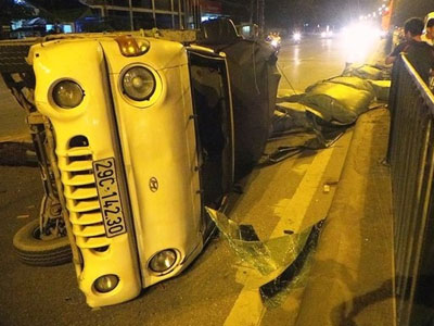 Xe tải ủi đổ hàng chục mét dải phân cách, tài xế trọng thương