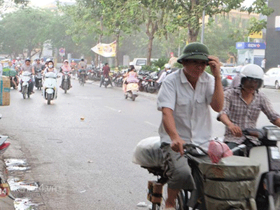 Hà Nội: Dông lốc lớn kéo đến bất ngờ, người đi đường nháo nhác