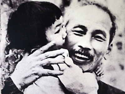 Hình ảnh Chủ tịch Hồ Chí Minh với thiếu nhi Việt Nam