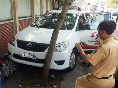Tài xế taxi đột tử, tông hai xe máy