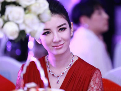 Huỳnh Dịch đòi chồng cũ bồi thường vì bôi nhọ danh dự