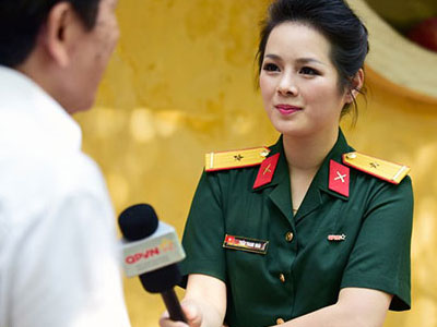 MC xinh đẹp trong màu áo lính