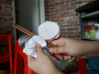 Nguy cơ ung thư từ khăn giấy lau miệng và chén đũa