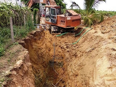 Sạt lở đất khi lắp ống dẫn nước, 2 người chết