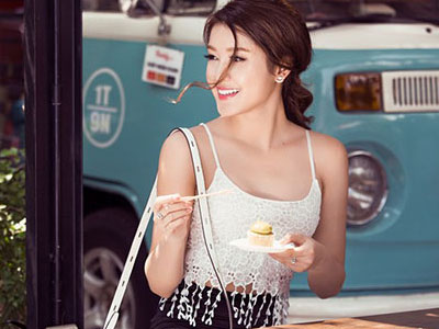 Á hậu Huyền My diện áo hai dây ren mỏng xuống phố