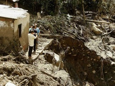 Bé 11 tháng tuổi sống sót kỳ diệu sau lở đất kinh hoàng
