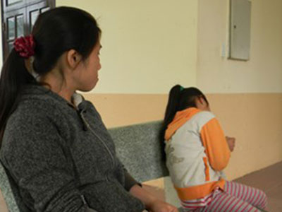 Bé gái lớp 2 bị dượng đến lớp ẵm về nhà hãm hại