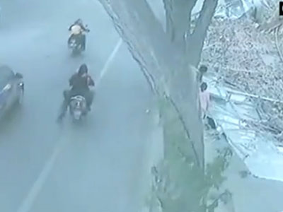 Clip Tường dài 20 m đổ sập, 9 người bị đè dưới gạch vụn