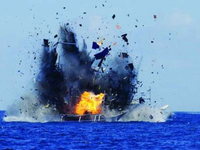 Indonesia lần đầu đánh chìm tàu cá bất hợp pháp của Trung Quốc