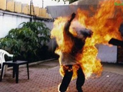 Nữ sinh bị bố tưới xăng thiêu sống vì... buôn chuyện điện thoại