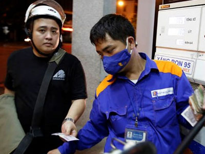 Xăng tăng thêm 1.200 đồng/lít: Nghịch lý giá nhập giảm giá bán tăng