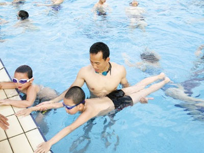 Kinh hãi sulfat đồng "nhuộm" xanh nước bể bơi