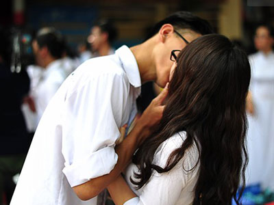 Nụ hôn ngọt ngào trong ngày bế giảng của teen Trần Phú