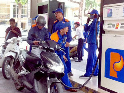 Tăng giá xăng, doanh nghiệp nhấp nhổm tăng giá sản phẩm?