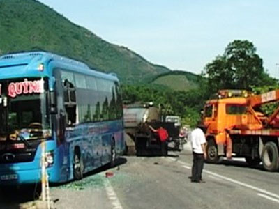 Xe bồn đâm xe giường nằm suýt rơi xuống hố sâu
