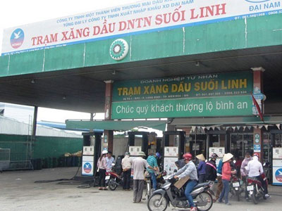 Xịt xăng vào nhóm côn đồ đang truy sát đồng nghiệp