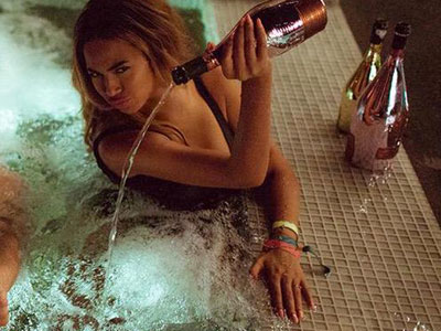 Beyonce đổ cả chai rượu trăm triệu vào bồn tắm