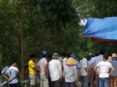 Người cha gào khóc bên thi thể con trai bị xe tải cán