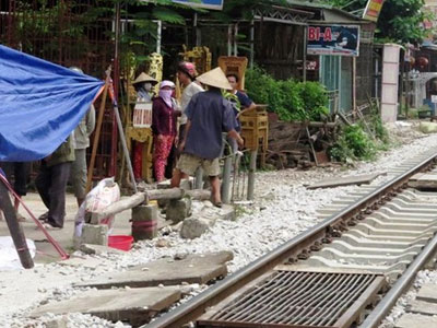 Tàu hỏa tông chết 2 người đàn ông nói chuyện sát đường ray