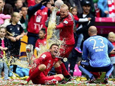 Pep Guardiola và các học trò tắm bia, ăn mừng chức vô địch Bundesliga