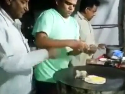 Clip: Đập trứng rán "nở" ra gà con