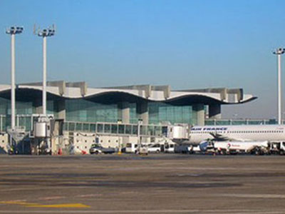 Dọa có bom ở phi trường để hoãn chuyến bay của bạn gái