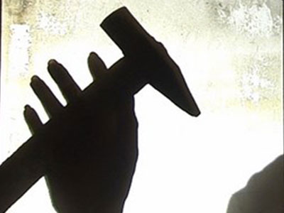 Dùng búa đập đầu vợ vì dám hỏi “có lương chưa?”