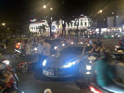 Siêu xe sang Aston Martin Rapide “gặp hạn” tại TP HCM