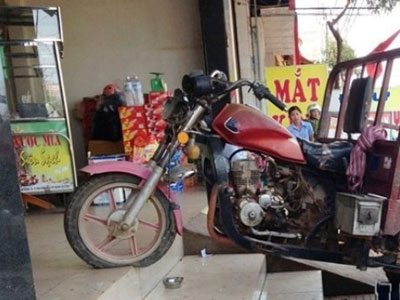 Xe ba gác tông nam sinh viên văng mất nửa xương đùi