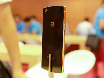 Cận cảnh Bphone bản mạ vàng 24K giá 20,19 triệu đồng
